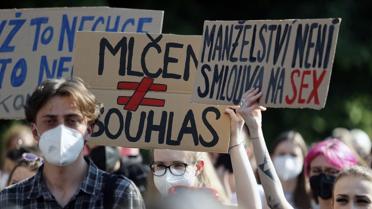 FOTO: V Praze se demonstrovalo proti nízkým trestům za znásilnění